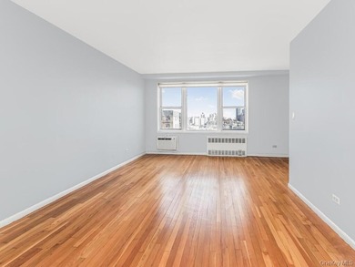 COMMUTERS DREAM LOCATION! Sun drenched 1 BR/Junior 4. Alcove