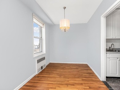 COMMUTERS DREAM LOCATION! Sun drenched 1 BR/Junior 4. Alcove