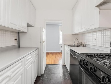 COMMUTERS DREAM LOCATION! Sun drenched 1 BR/Junior 4. Alcove