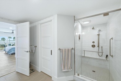 Highly sought-after direct bayfront residence, beautifully - photo 20