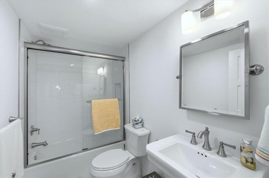 Highly sought-after direct bayfront residence, beautifully - photo 23