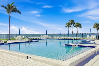 Highly sought-after direct bayfront residence, beautifully - photo 35
