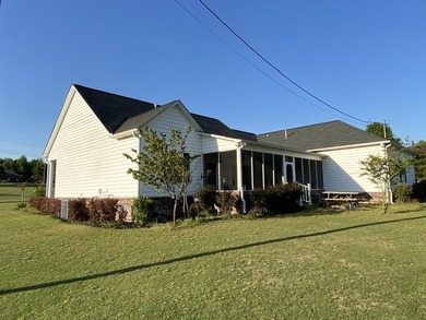 Beautiful 3 bedroom, 2 bathroom home featuring a spacious open - photo 3