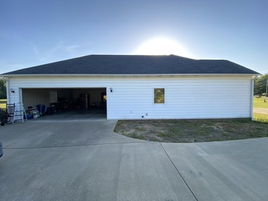 Beautiful 3 bedroom, 2 bathroom home featuring a spacious open - photo 4