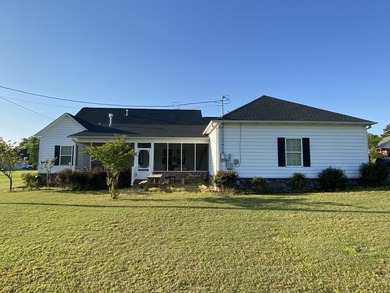 Beautiful 3 bedroom, 2 bathroom home featuring a spacious open - photo 5