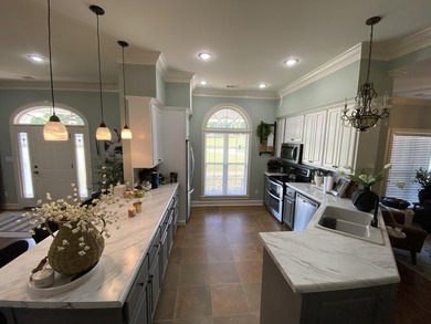 Beautiful 3 bedroom, 2 bathroom home featuring a spacious open - photo 9