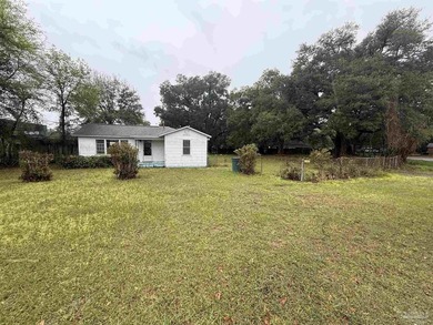 Charming 3-bedroom home with renovation potential on a fenced - photo 3