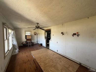 Charming 3-bedroom home with renovation potential on a fenced - photo 4