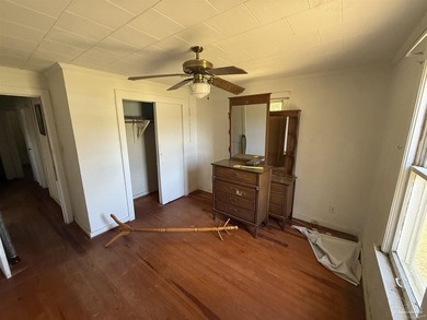Charming 3-bedroom home with renovation potential on a fenced - photo 8