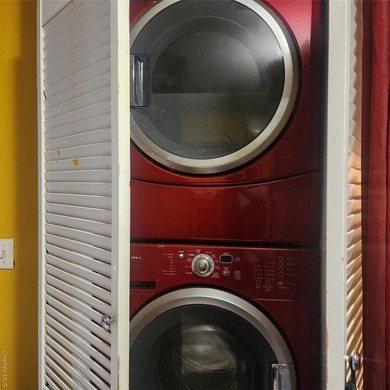 Newer construction. Only 20 years old with modern appliances and - photo 13