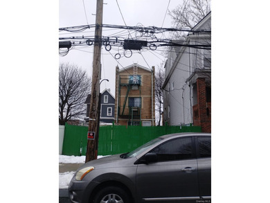 Newer construction. Only 20 years old with modern appliances and - photo 14