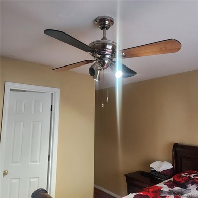 Newer construction. Only 20 years old with modern appliances and - photo 19