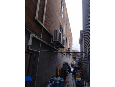 Newer construction. Only 20 years old with modern appliances and - photo 20