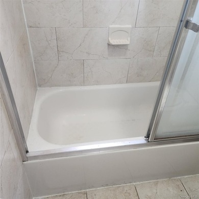Newer construction. Only 20 years old with modern appliances and - photo 21