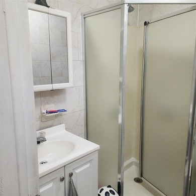 Newer construction. Only 20 years old with modern appliances and - photo 22