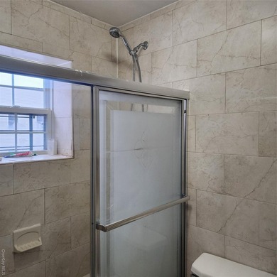 Newer construction. Only 20 years old with modern appliances and - photo 23