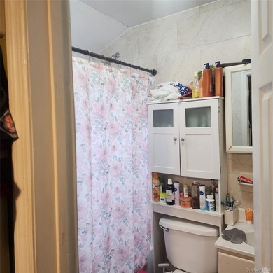Newer construction. Only 20 years old with modern appliances and - photo 24