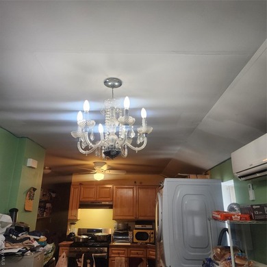 Newer construction. Only 20 years old with modern appliances and - photo 26