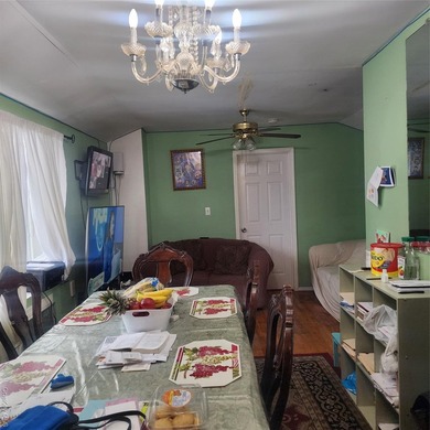 Newer construction. Only 20 years old with modern appliances and - photo 28