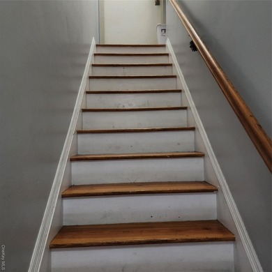 Newer construction. Only 20 years old with modern appliances and - photo 30