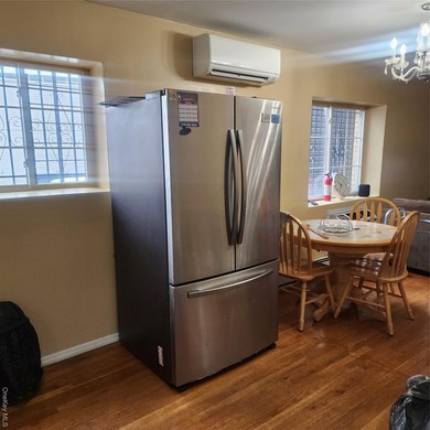 Newer construction. Only 20 years old with modern appliances and - photo 31