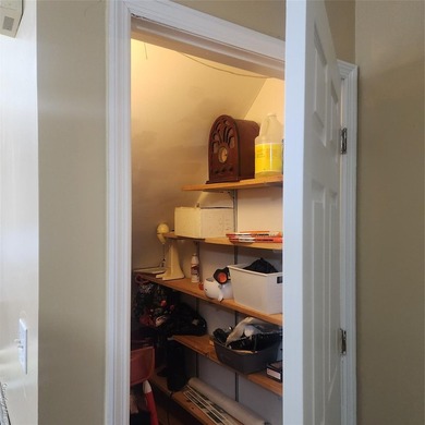 Newer construction. Only 20 years old with modern appliances and - photo 32