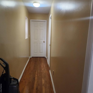 Newer construction. Only 20 years old with modern appliances and - photo 33