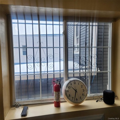 Newer construction. Only 20 years old with modern appliances and - photo 34