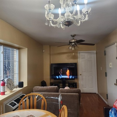 Newer construction. Only 20 years old with modern appliances and - photo 35