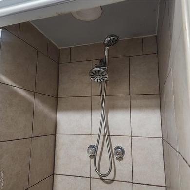 Newer construction. Only 20 years old with modern appliances and - photo 37