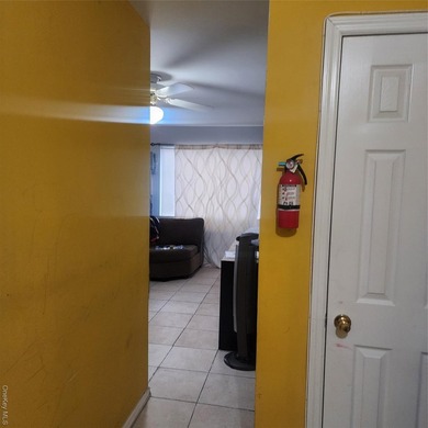Newer construction. Only 20 years old with modern appliances and - photo 39