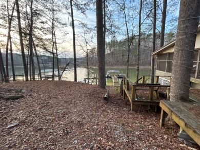 This is a charming cabin on beautiful Smith Lake, built in 1968 - photo 4