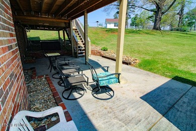Welcome home to this spacious 5BR/3BA split foyer on a level lot - photo 32
