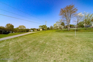 Welcome home to this spacious 5BR/3BA split foyer on a level lot - photo 34