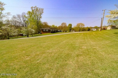 Welcome home to this spacious 5BR/3BA split foyer on a level lot - photo 35