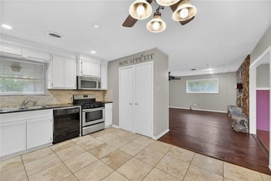 Charming and conveniently located, this 2-bedroom, 1.5-bathroom - photo 11