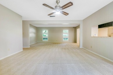 Come see this 2,175 sq ft home with a pool in Fort Walton Beach! - photo 12