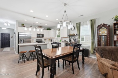 Discover your perfect oasis in this well-maintained 3-bedroom - photo 17