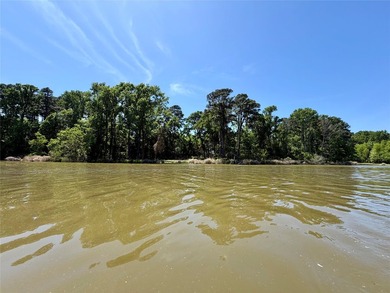 Discover a rare WATERFRONT RANCHETTE opportunity on Lake - photo 2