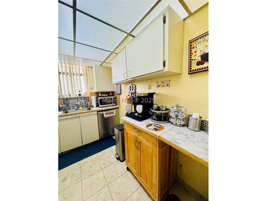 Beautiful PENTHOUSE with HIGH CEILINGS & UNOBSTRUCTED WATERFRONT - photo 11