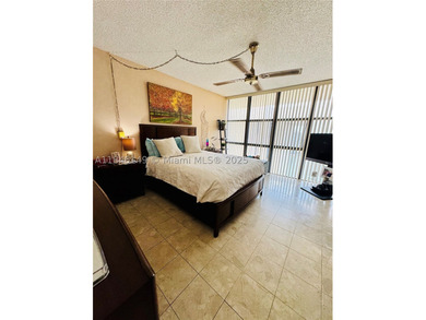 Beautiful PENTHOUSE with HIGH CEILINGS & UNOBSTRUCTED WATERFRONT - photo 13