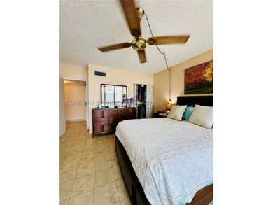 Beautiful PENTHOUSE with HIGH CEILINGS & UNOBSTRUCTED WATERFRONT - photo 14