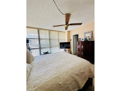 Beautiful PENTHOUSE with HIGH CEILINGS & UNOBSTRUCTED WATERFRONT - photo 15