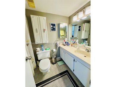 Beautiful PENTHOUSE with HIGH CEILINGS & UNOBSTRUCTED WATERFRONT - photo 24