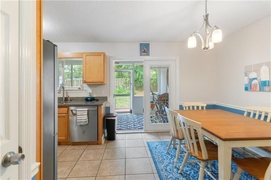 Welcome to easy coastal living in this beautifully maintained - photo 4