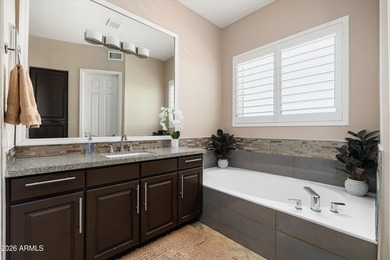 Beautifully updated 4-bedroom + loft, 3-bath residence offering - photo 19