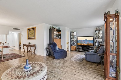 Beautiful first floor, light and bright, 2 bedrooms, 2 full - photo 9