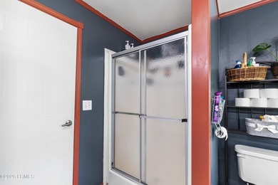 Centrally located 3 bedroom, 2 bathroom mobile home situated on - photo 19