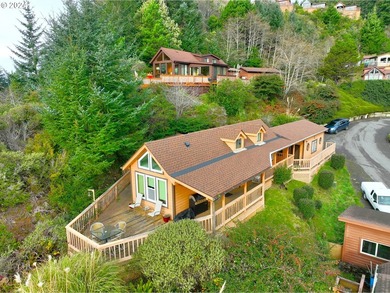 Turnkey Ocean View Cabin - Updated, Income-Producing & Steps to - photo 6