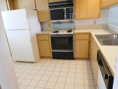 4TH FLOOR BRIGHT AND CLEAN END PENTHOUSE UNIT WITH EAT IN - photo 2